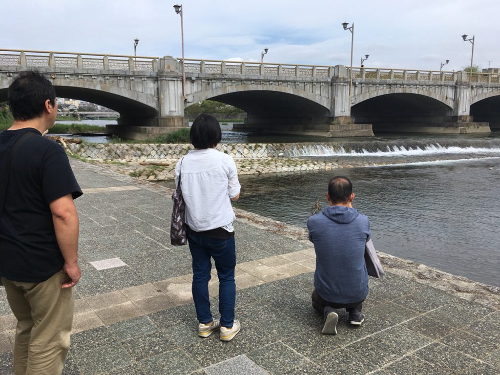 七条大橋を撮影する人達