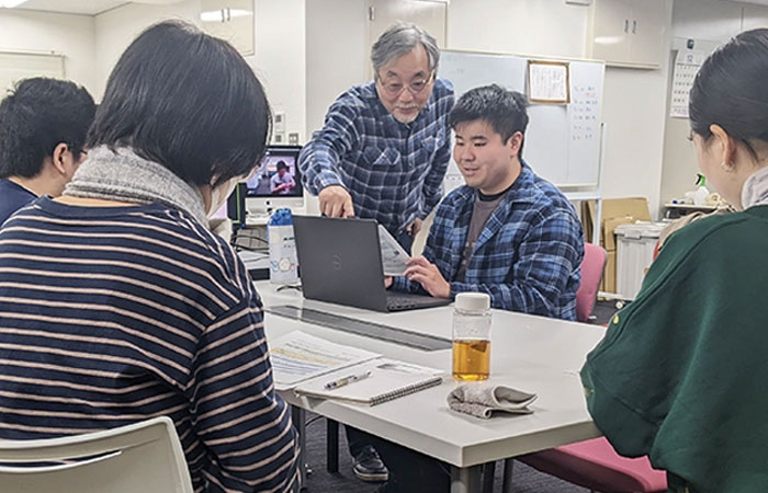 就活講座で講師と相談するイメージ