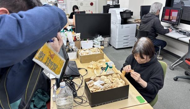 コサージュ制作の取り組みを新聞社が取材に来てくださいました